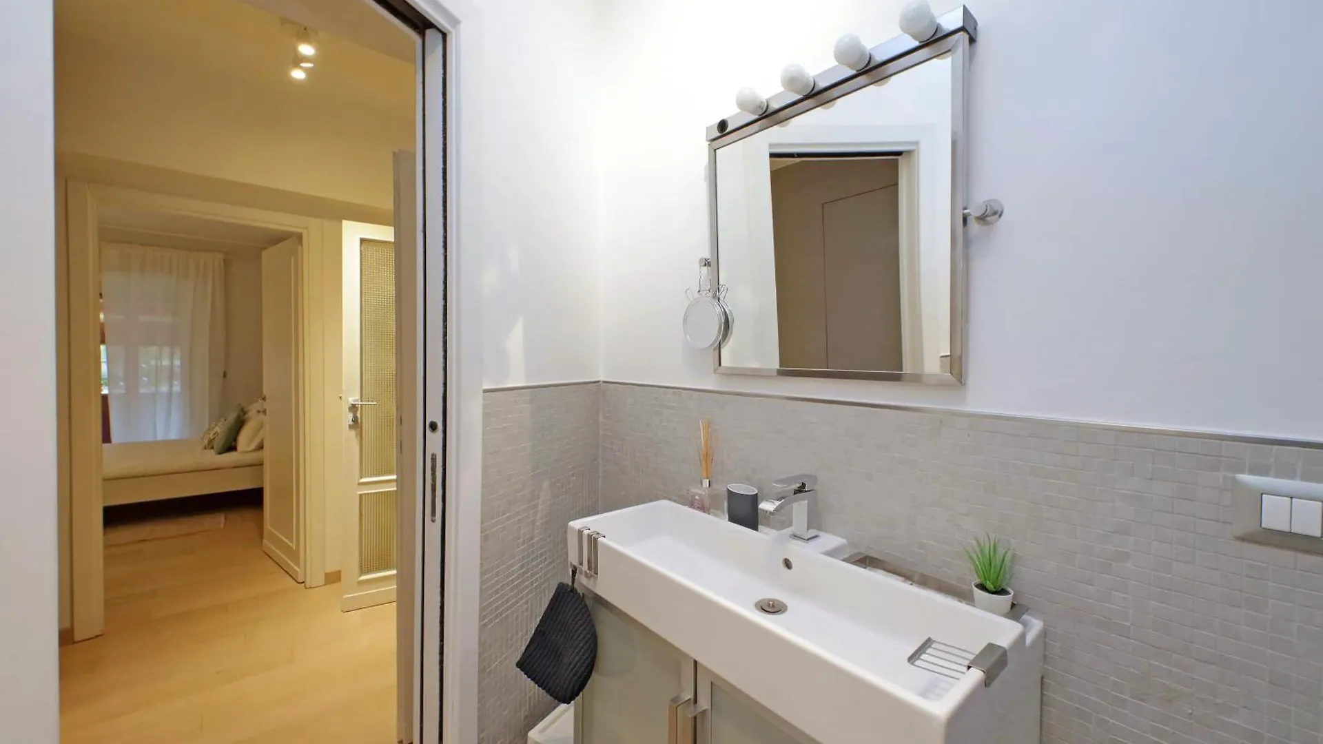 Ych-Trendy Flat Near Marconi Daire Roma