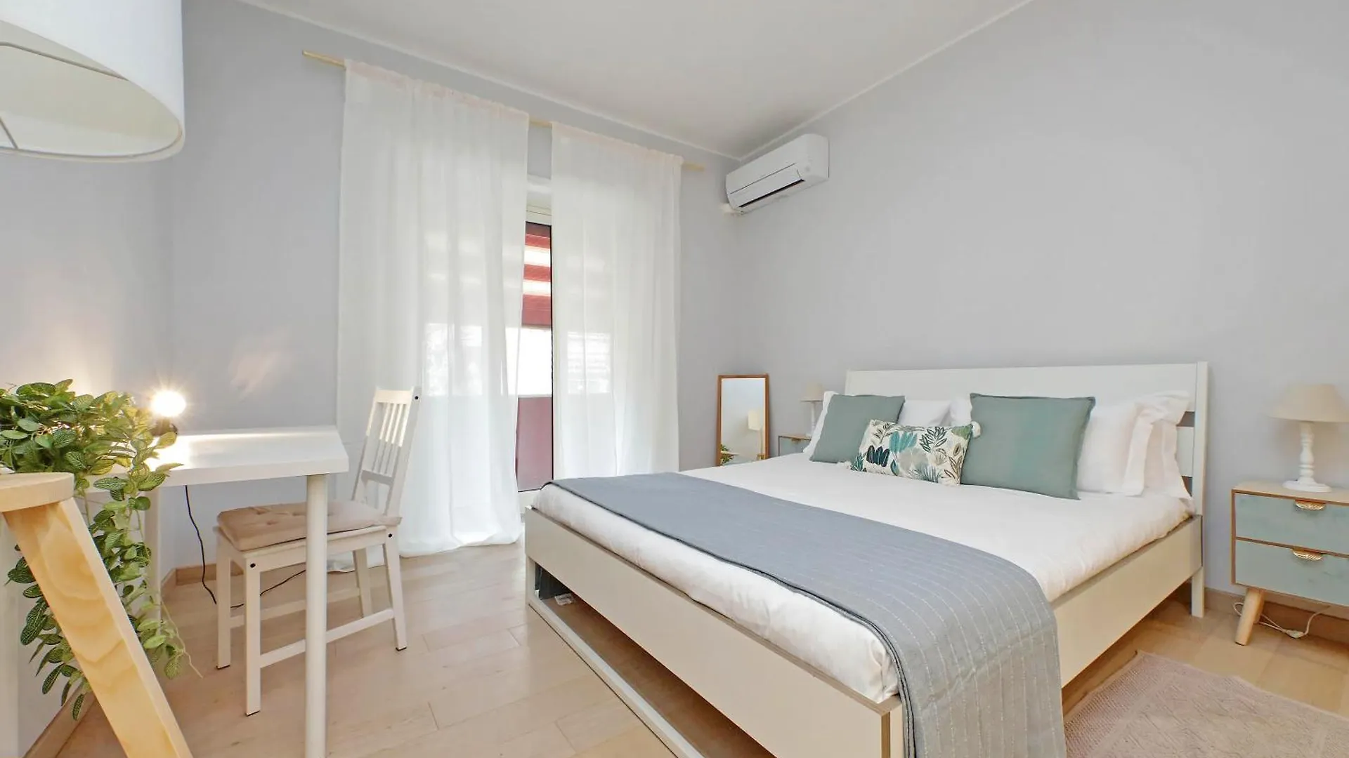 Ych-Trendy Flat Near Marconi Daire Roma